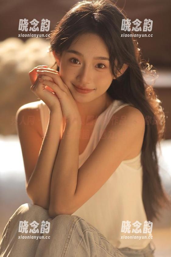 秀人网 - 露露小喵制服摄影作品，带你探索美图与原图的魅力.txt