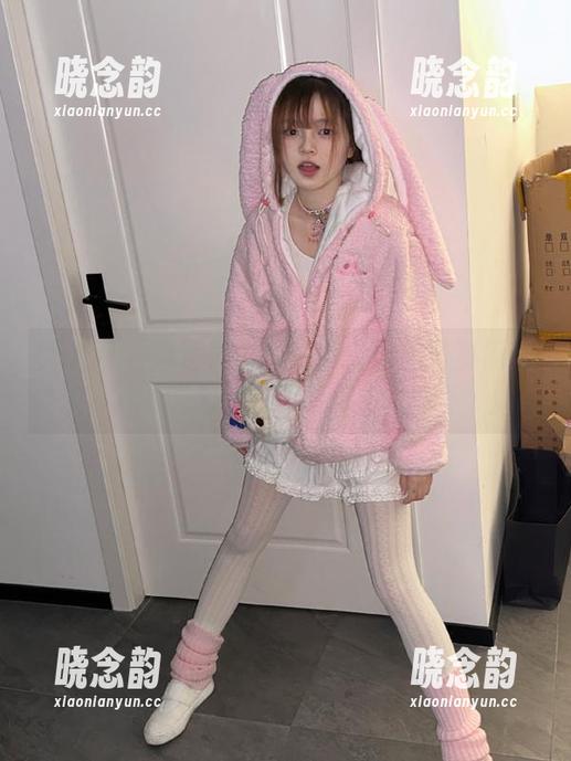 秀人网 - 追逐光影的麦田：校园写真原图展现无尽的青春魅力.txt