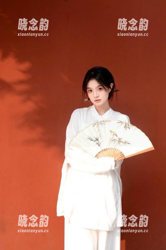 稚乖画册 - 赤西夜夜的礼服写真全集：看我如何在镜头前化身时尚女神，笑料百出！.txt