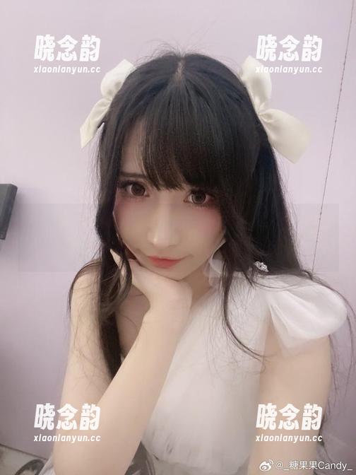 糖果果Candy与白裙的绝美邂逅，令人心动的图片展现她的精彩写真作品.txt
