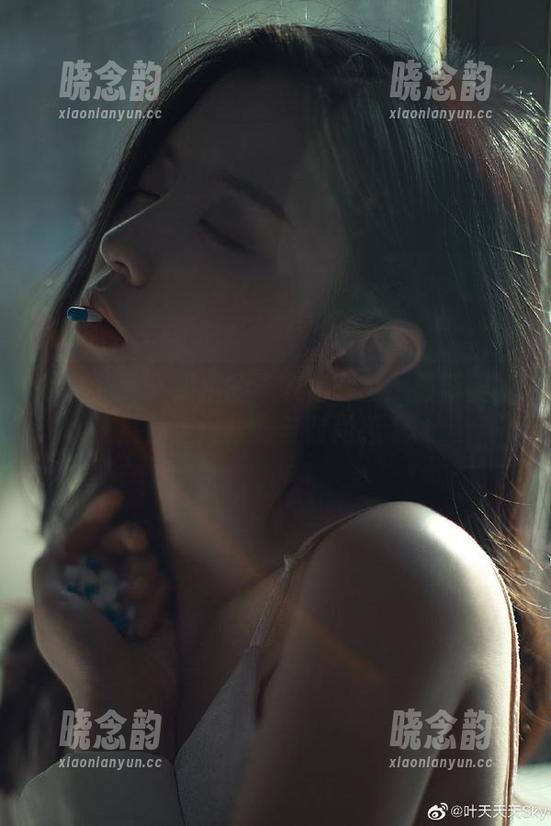 紧急企划 - 奶糖的连衣裙写真：最新美图展现无尽优雅与时尚感.txt