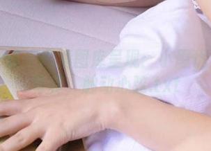 紧急企划 – 高清图库呈现：小恩优雅粉色写真，触动心弦.txt