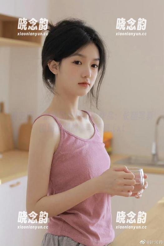 微密圈 - 紫色哒豚豚摄影作品：长腿写真图册里的故事与情感.txt