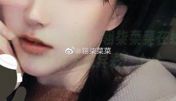 妆容精致，风格独特，翎柒菜菜在线高清秘书写真大放异彩！.txt