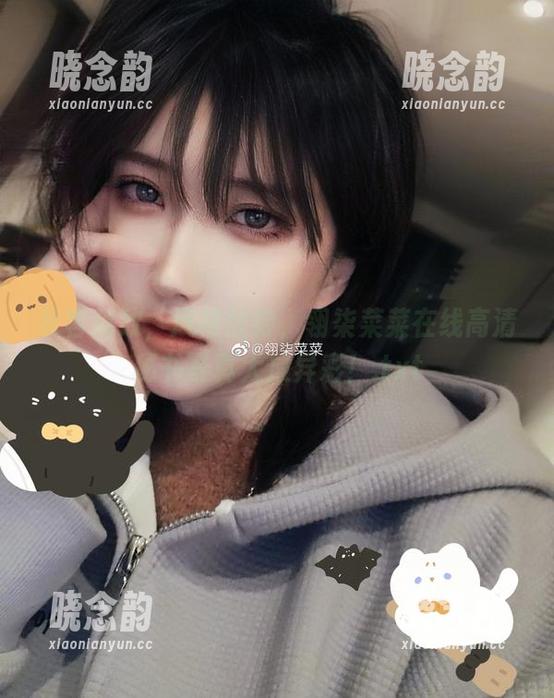 妆容精致，风格独特，翎柒菜菜在线高清秘书写真大放异彩！.txt