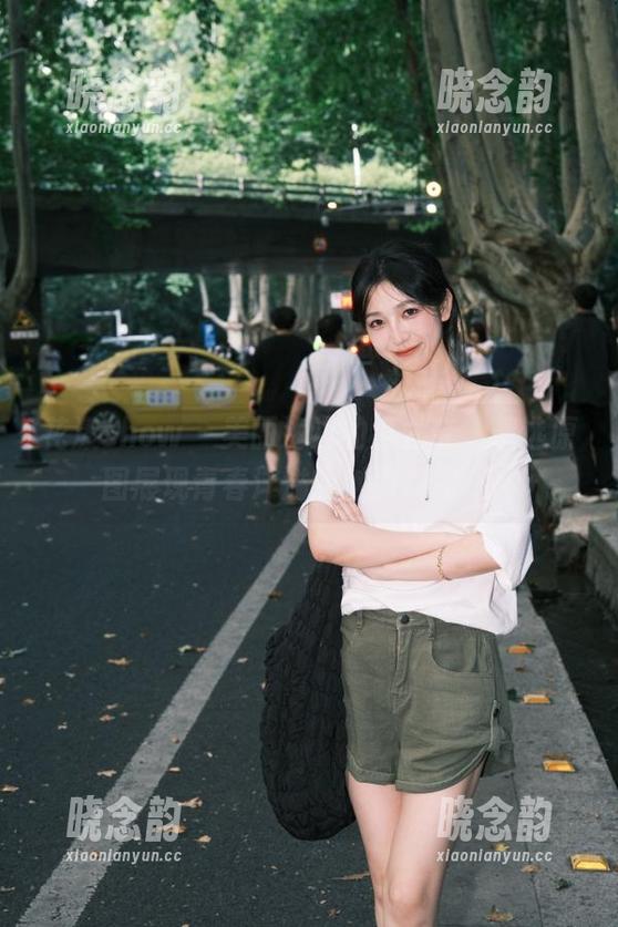 花漾show - 美丽海边的小尤奈，精选原图展现青春洋溢的魅力瞬间.txt