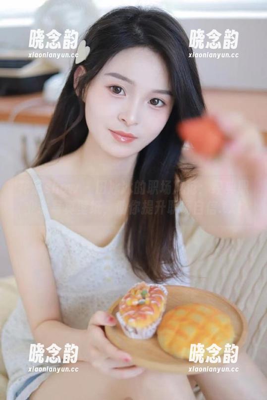 花漾show - 田冰冰的职场风范：经典职业装写真壁纸，助你提升职场自信.txt