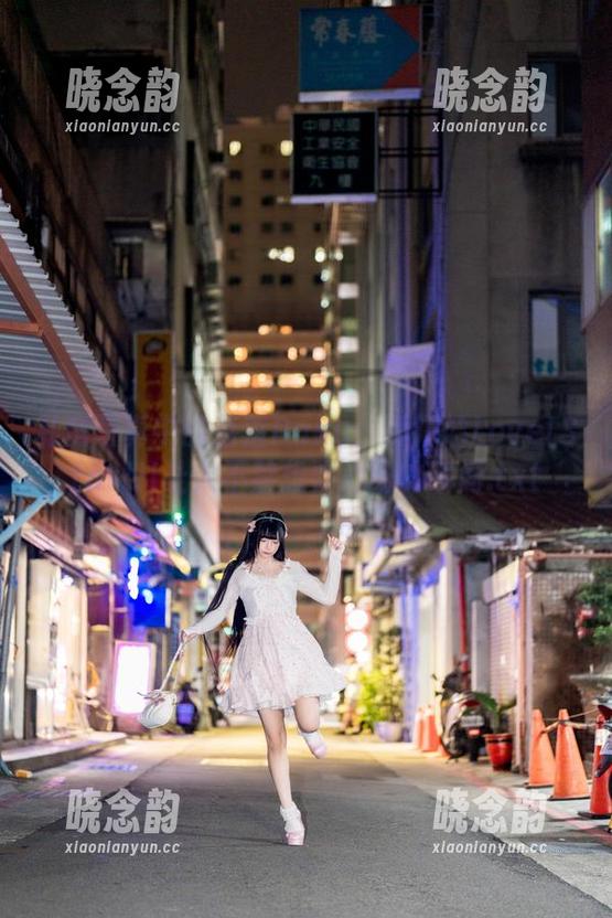 私房写真中的落落Raku：爱开始Love!Start!!让人不禁想要心动的瞬间.txt