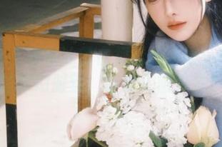蜜桃社 – 精选冰露白裙写真合集：漫步花海中的梦幻时刻，绽放无限魅力！.txt