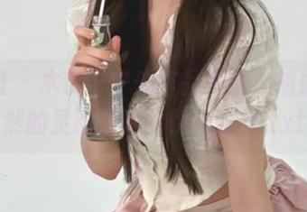 蜜桃社 – 木奈奈户外作品套图，捕捉大自然的灵动与她的优雅时刻.txt