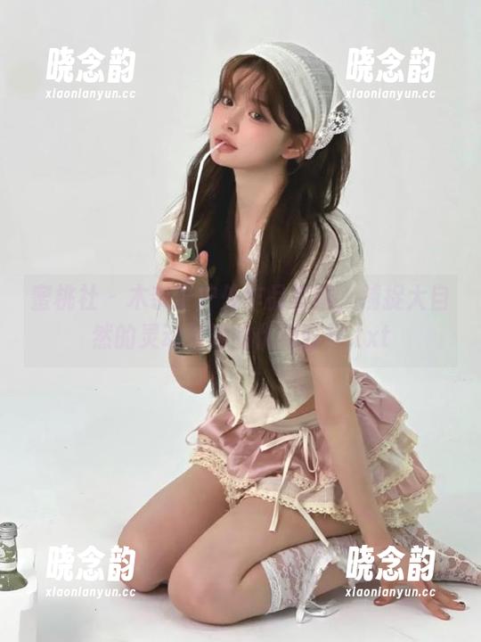蜜桃社 - 木奈奈户外作品套图，捕捉大自然的灵动与她的优雅时刻.txt
