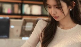 袜啵啵 – 甜甜圈最新薄白丝作品，幽默自嘲下的另类美学.txt