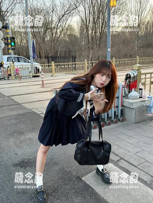 语画界 - 程程程护士制服写真原图带你感受医护行业的温暖与奉献精神.txt