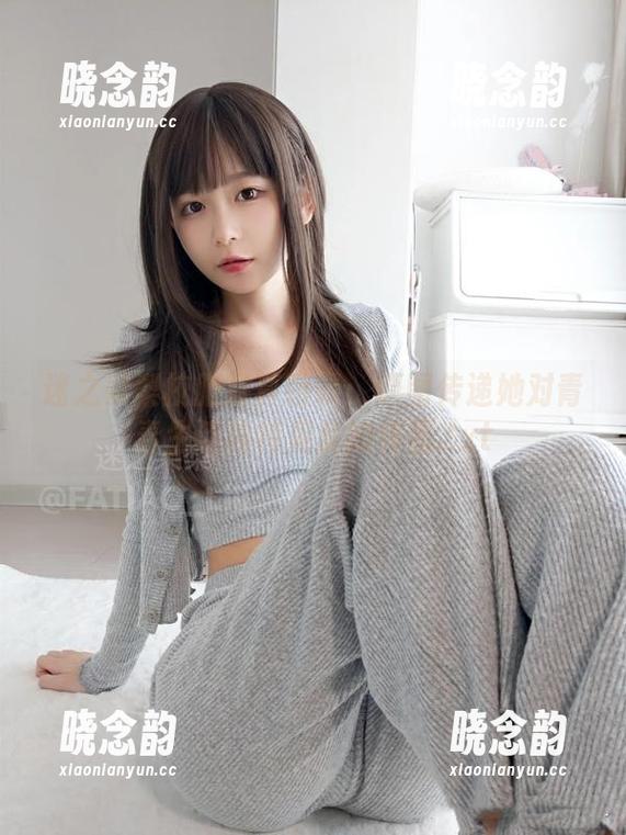 迷之呆梨校服写真特辑：原图传递她对青春生活独特见解的作品.txt