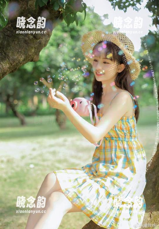 青豆客 - 施忆佳清纯写真，图包中的每一帧都讲述着青春的故事.txt
