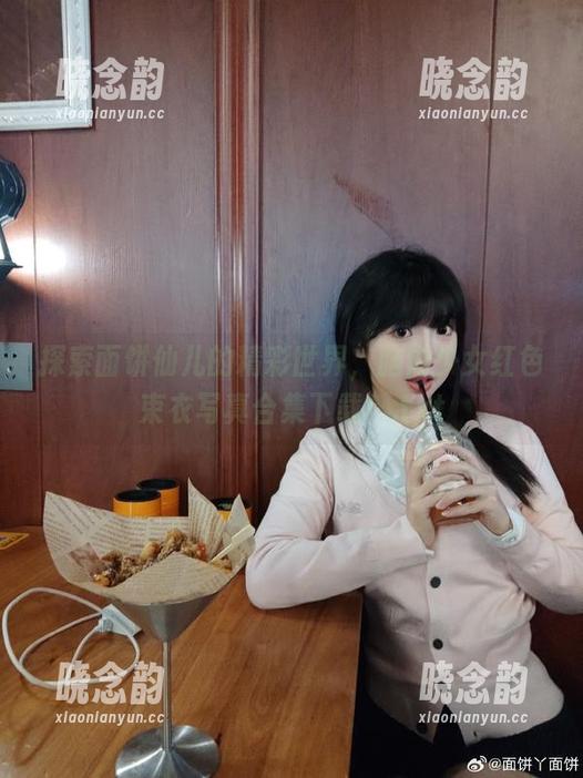 探索面饼仙儿的精彩世界，脑内少女红色束衣写真合集下载！.txt