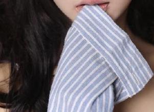 魅妍社 – 绚丽多彩的毛衣写真，来自大奶昔Kyra的独特套图，尽显她的个性魅力.txt