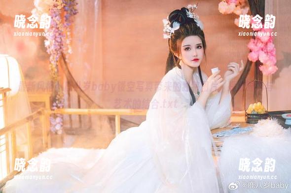 最新风格：鹿八岁baby镂空写真带来的独特图片，探索时尚与艺术的结合.txt